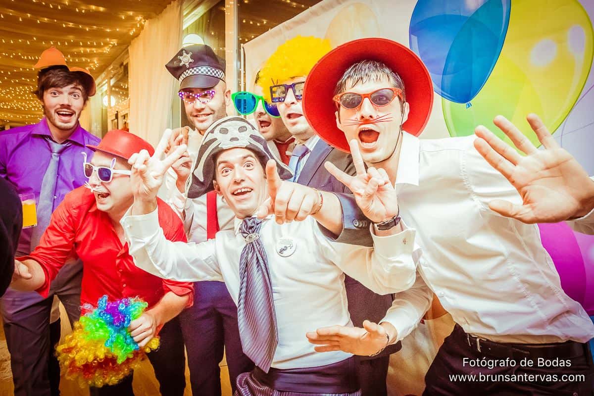 Momento fotoloco del novio y amigos. Momento fotoloco del novio y amigos.